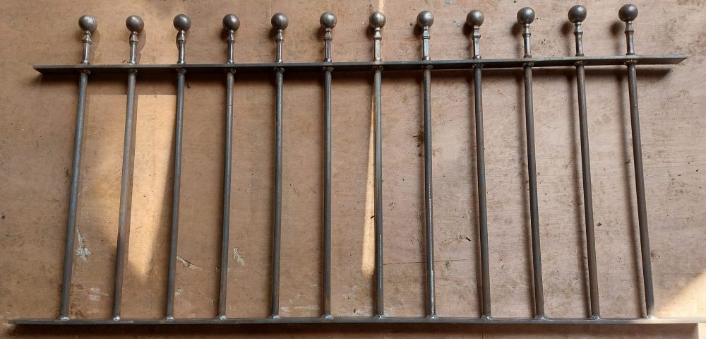 Simple ball head wrought iron railing, with 16mm round bars