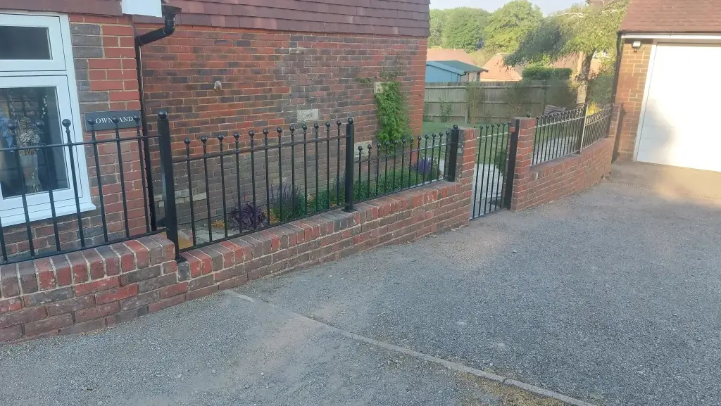 Wall railings on a shaped wall