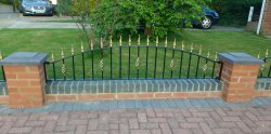 Low wall railings with an arch